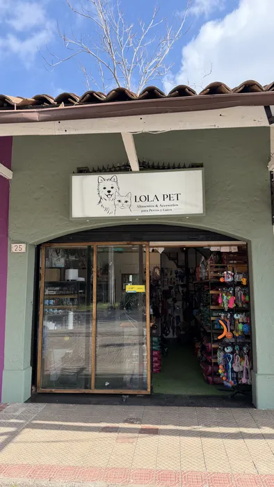 Fachada de Lola Pet La Reina, La Reina